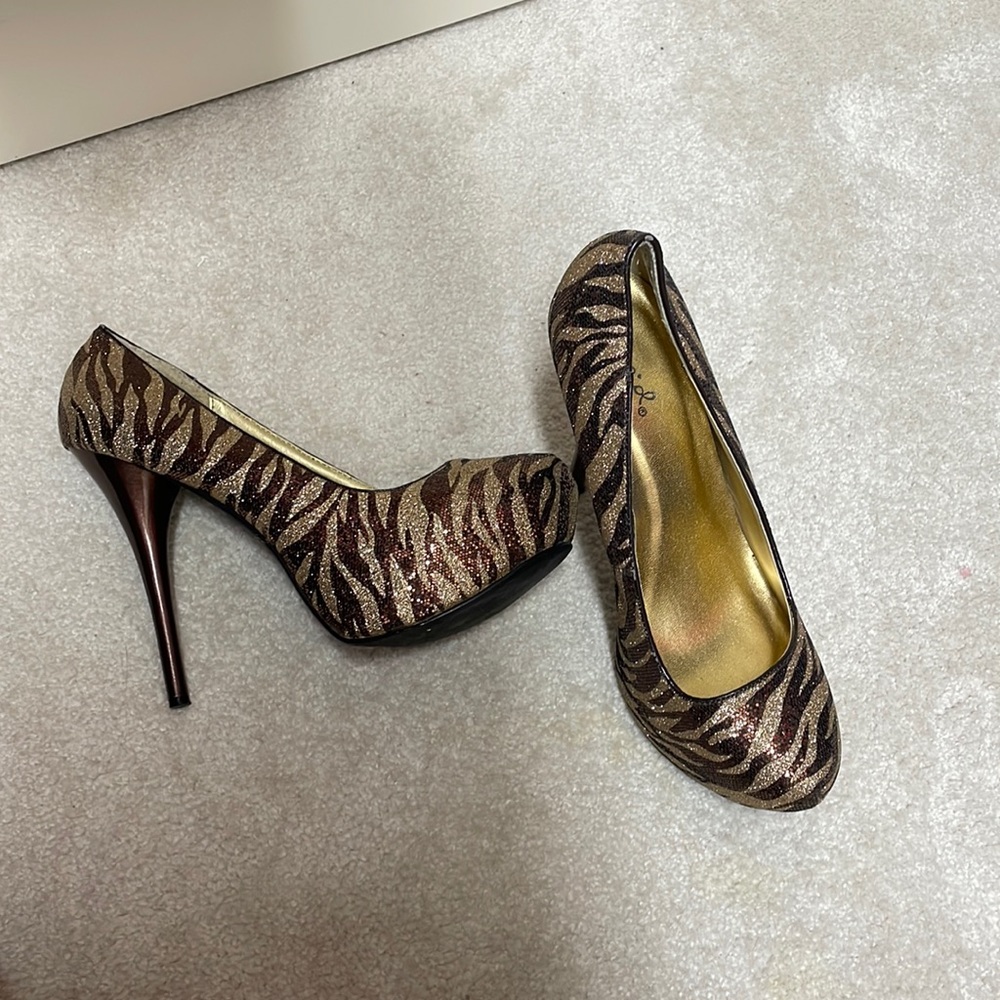 Sparkle animal print heels !